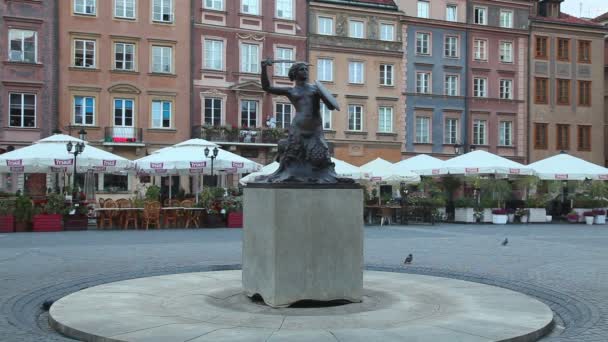 Statue of marmaid at Old Town Market Place in Warsaw — Stock Video
