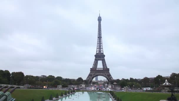 Paisaje urbano de París con torre Eiffel — Vídeo de stock