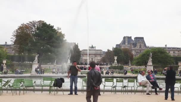Touristen auf dem Platz in der Nähe des Triumphbogens in Paris — Stockvideo