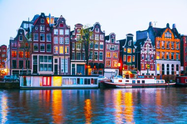Gece şehir manzaralı Amsterdam