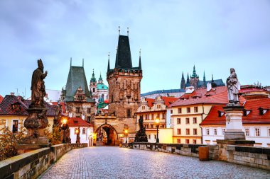 Prag'daki Charles Köprüsü ile Old Town