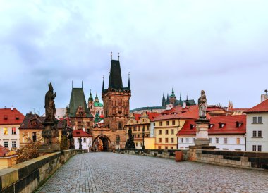 Prag'daki Charles Köprüsü ile Old Town