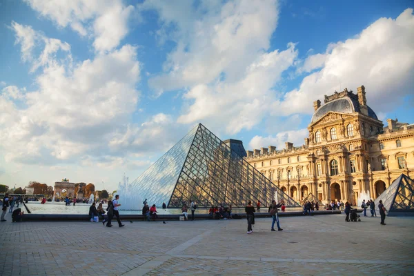 The Louvre Pyramid in Paris, France — Stock Photo, Image