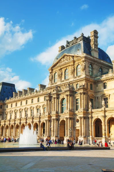 Museo del Louvre en París, Francia —  Fotos de Stock