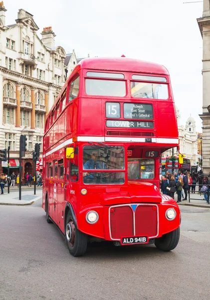 Ikoniska röda dubbeldäckare buss i London — Stockfoto