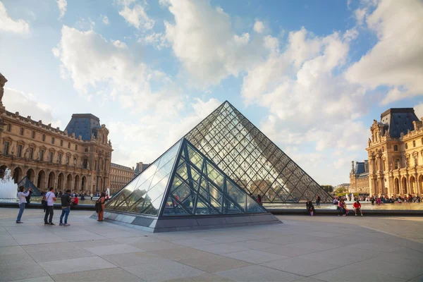 Louvre piramit Paris, Fransa — Stok fotoğraf