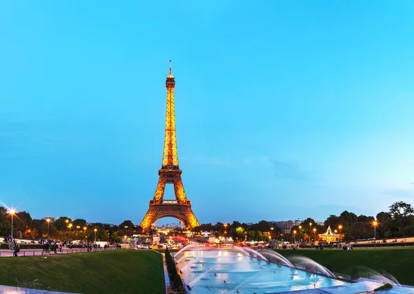Fransa Eyfel Kulesi ile Paris şehir manzarası — Stok fotoğraf