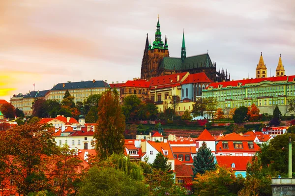 Det Prague slottet på nära håll — Stockfoto