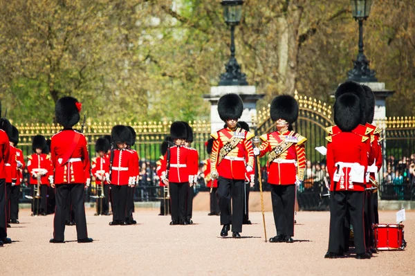 Londra, İngiltere'de Buckingham Sarayı'nda Kraliçe'nin muhafızları — Stok fotoğraf