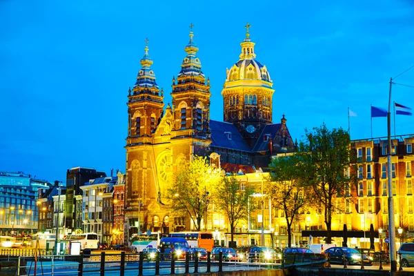 De basiliek van Saint Nicholas bij nacht — Stockfoto