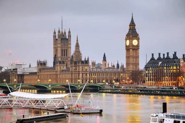 Πύργος με το ρολόι και τα σπίτια του Κοινοβουλίου — Φωτογραφία Αρχείου