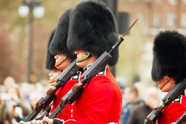 Queen's Guards at the Buckingham palace in London, UK — Stock Photo, Image