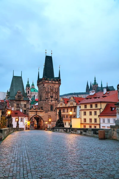 De oude stad met Charles bridge in Praag — Stockfoto