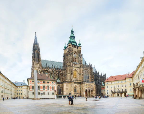 St. Vitus-Kathedrale umgeben von Touristen in Prag — Stockfoto