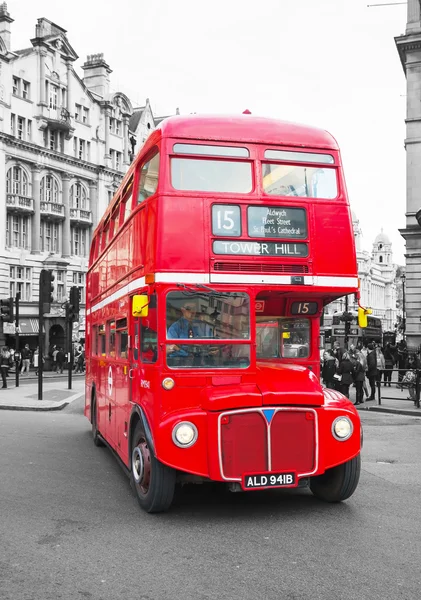 Ônibus icônico de dois andares vermelho em Londres — Fotografia de Stock