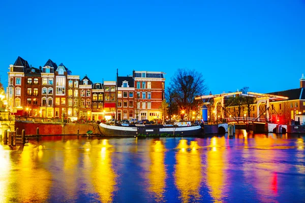 Nacht uitzicht op de stad van Amsterdam — Stockfoto