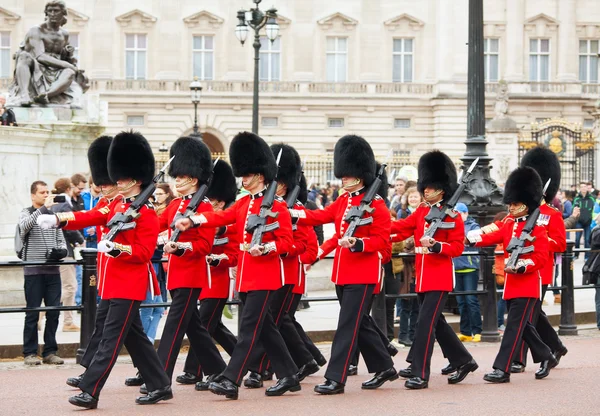 Stráže cti v Buckinghamském paláci v Londýně — Stock fotografie