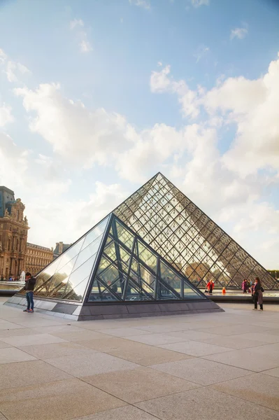 フランス、パリのルーヴル美術館ピラミッド — ストック写真