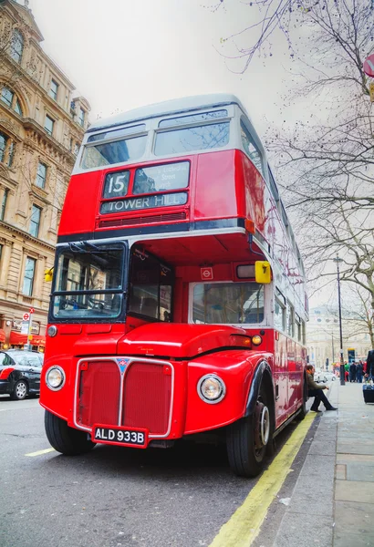 Ikoniska röda dubbeldäckare buss i London — Stockfoto