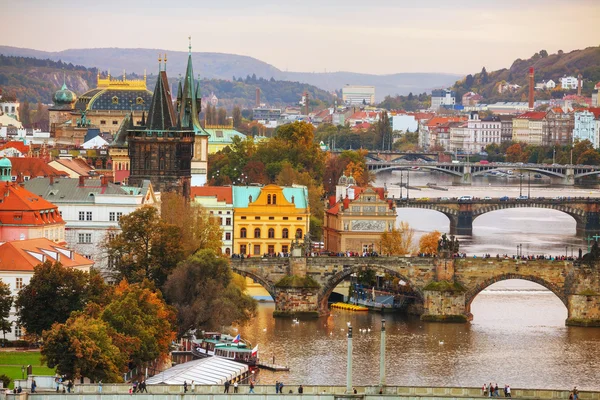 Обзор Праги с Карловым мостом — стоковое фото