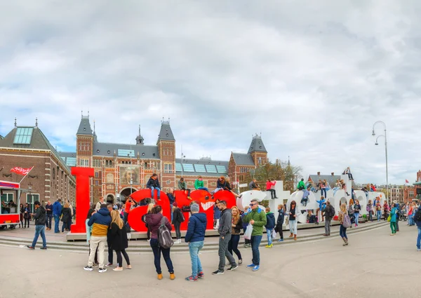 I Amsterdam ondertekenen met menigte van toeristen — Stockfoto