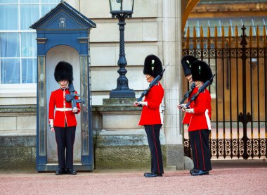 Londra, İngiltere'de Buckingham Sarayı'nda Kraliçe'nin muhafızları