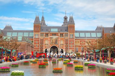 Ben kalabalık turist işaretiyle Amsterdam