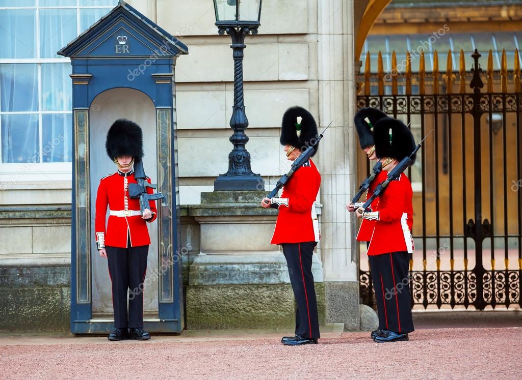 Londra ngiltere de buckingham saray nda krali e nin muhaf zlar 