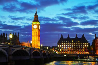 London Elizabeth Kulesi ile