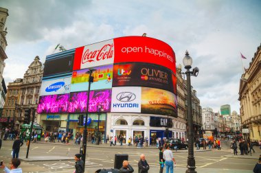 Piccadilly Circus kavşak Londra insanlar tarafından kalabalık