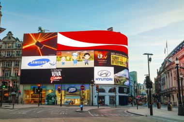 Sabahın erken saatlerinde Piccadilly Circus Kavşağı