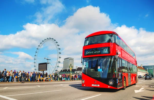 Ônibus icônico de dois andares vermelho em Londres — Fotografia de Stock