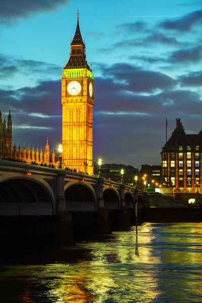 London med Elizabeth tornet — Stockfoto