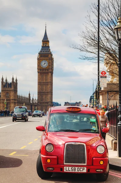 Táxi famoso em uma rua em Londres — Fotografia de Stock