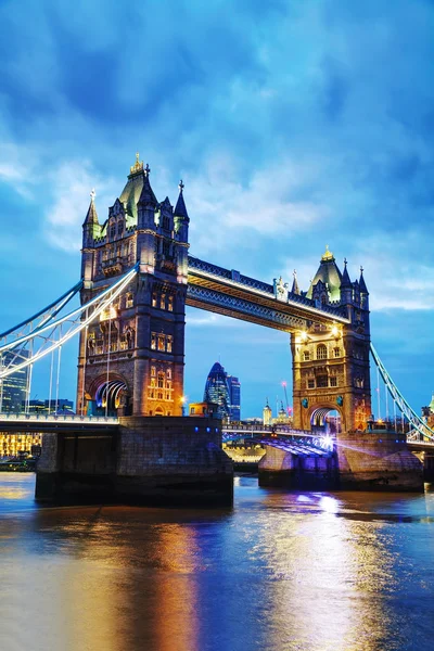 Tower Bridge en Londres, Gran Bretaña — Foto de Stock