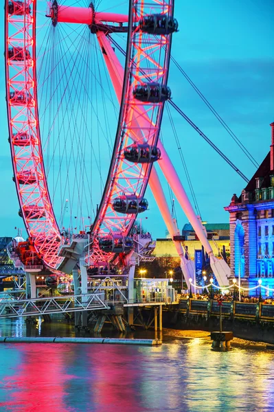 London Eye чортове колесо увечері — стокове фото