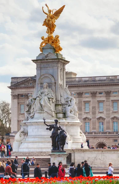 Monumento a la Reina Victoria en Londres — Foto de Stock