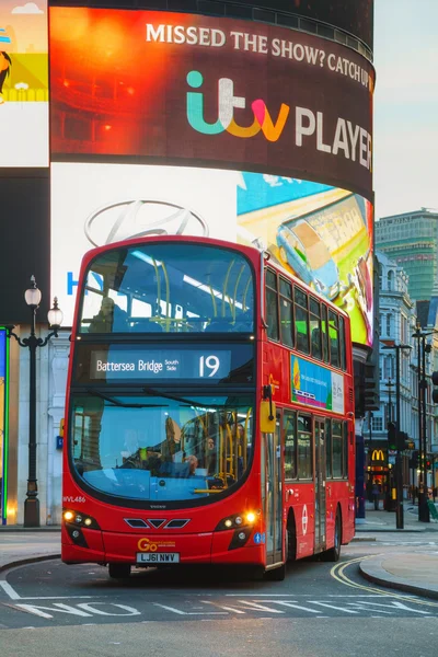 Piccadilly Circus korsning med den röda dubbeldäckare bussen i London — Stockfoto