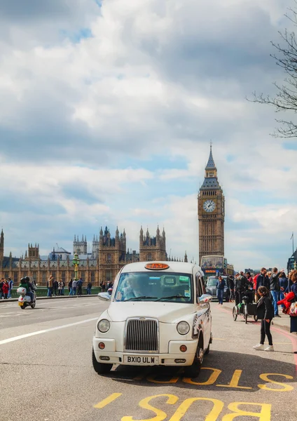 Táxi branco famoso táxi em Londres — Fotografia de Stock