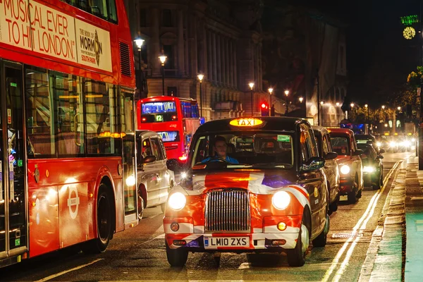 Famoso taxi en una calle de Londres —  Fotos de Stock