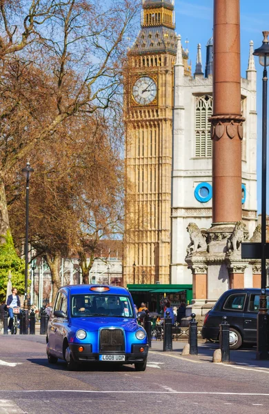 Berömda cab på en gata i London — Stockfoto