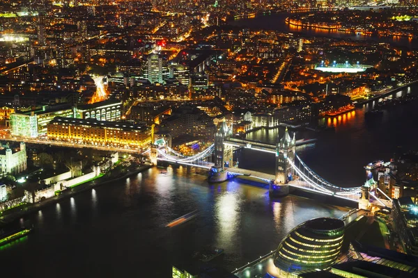 Ciudad de Londres con el puente de la Torre — Foto de Stock