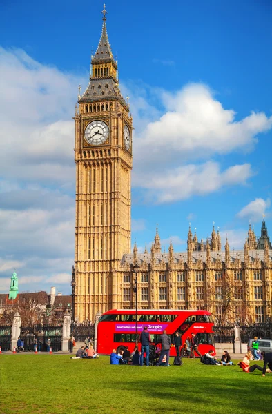 Praça do Parlamento com pessoas em Londres — Fotografia de Stock