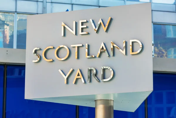 Londra'nın ünlü yeni Scotland Yard işareti — Stok fotoğraf