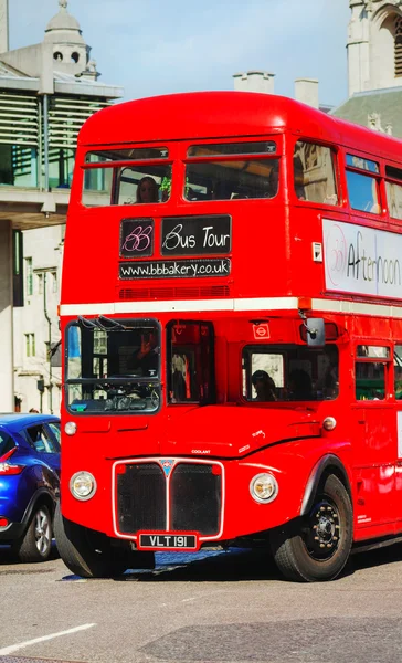 Iconic red double decker bus in London — Stock Photo, Image