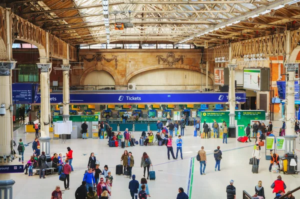 Gente en la estación Victoria — Foto de Stock