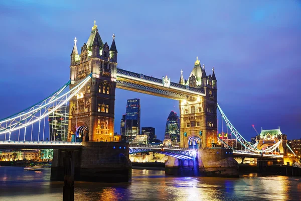 Tower Bridge en Londres, Gran Bretaña — Foto de Stock