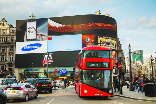 Piccadilly Circus korsning trångt med människor i London — Stockfoto