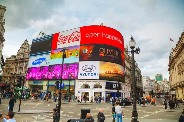 Piccadilly Circus junction crowded by people in London — Stock Photo, Image