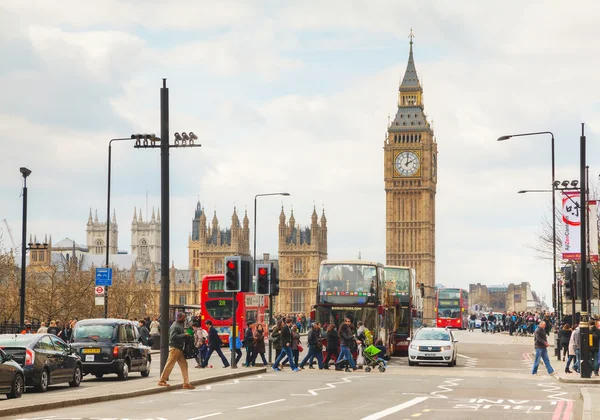 Elizabeth toren en de Houses of Parliament — Stockfoto